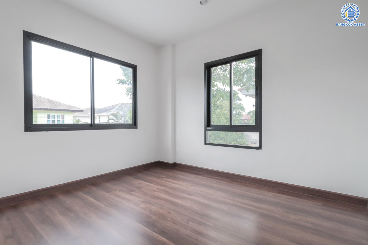 บ้านมือสองตกแต่งใหม่ แบรนด์ LH ม.ชลลดา บางใหญ่-เซ็นทรัลเวสต์เกต หลังใหญ่ เนื้อที่ 64 ตร.ว. ฟังก์ชัน 3 ห้องนอน 2 ห้องน้ำ จอดรถได้ 3 ที่จอดรถ พร้อม Facilities ครบครัน บนทำเลเดินทางสะดวก เชื่อมต่อถ.กาญจนาภิเษก ใกล้รถไฟฟ้าสายสีม่วง "สถานีคลองบางไผ่"